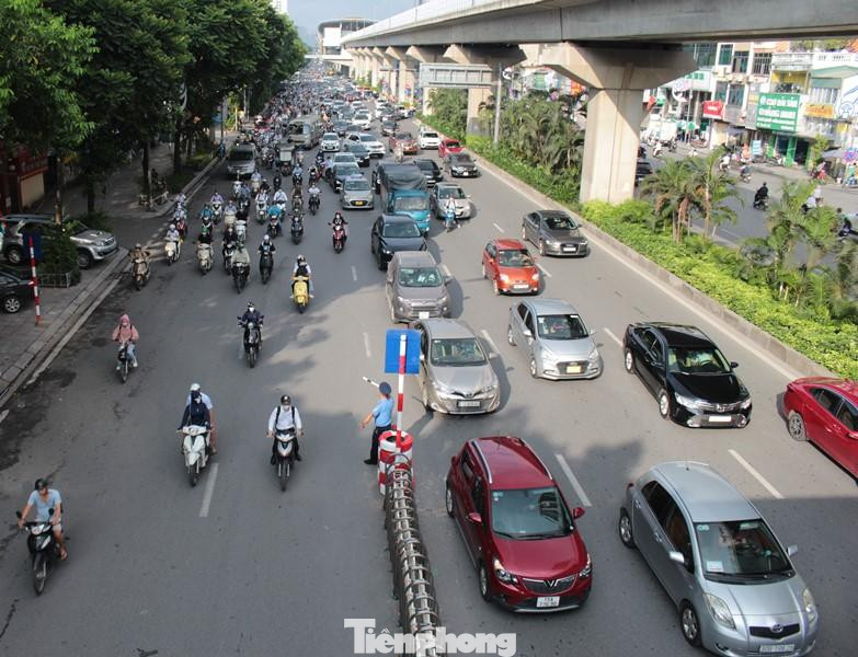 Tuy lưu lượng xe sáng nay đông, nhưng ùn tắc kéo dài đã không xảy ra, tại các điểm có dải phân cách phân làn, tách dòng phương tiện, ô tô đã đi theo làn.