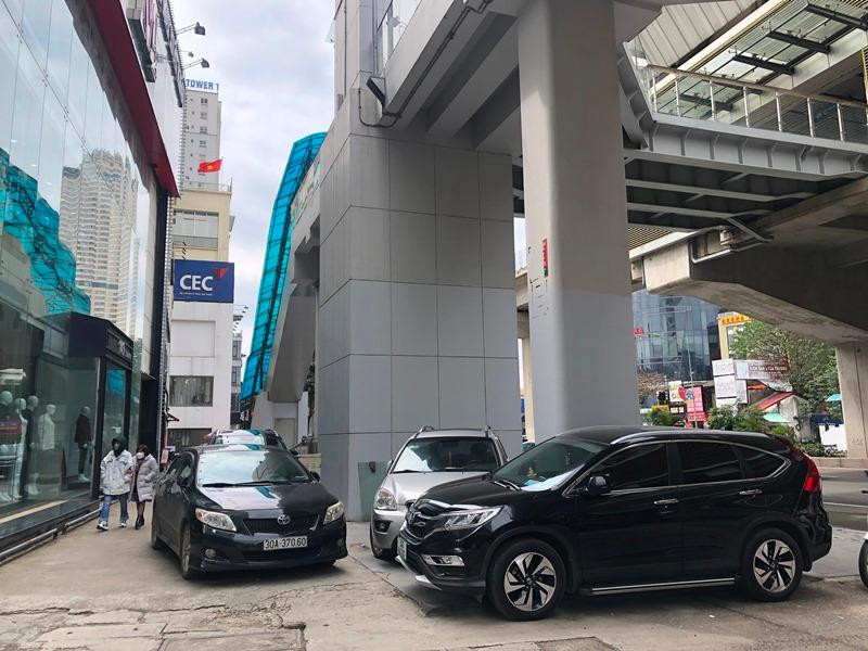 Sàn tầng 1 của ga Văn Quán bị chiếm trọn làm bãi trông ô tô có thu phí. Sàn tầng 1 của ga Văn Quán bị chiếm trọn làm bãi trông ô tô có thu phí.