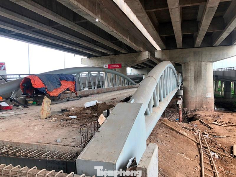 Cầu vòm thép là hạng mục bổ sung của dự án cầu cạn Vành đai 3 dưới thấp vượt hồ Linh Đàm đã thông xe tháng 10/2020.