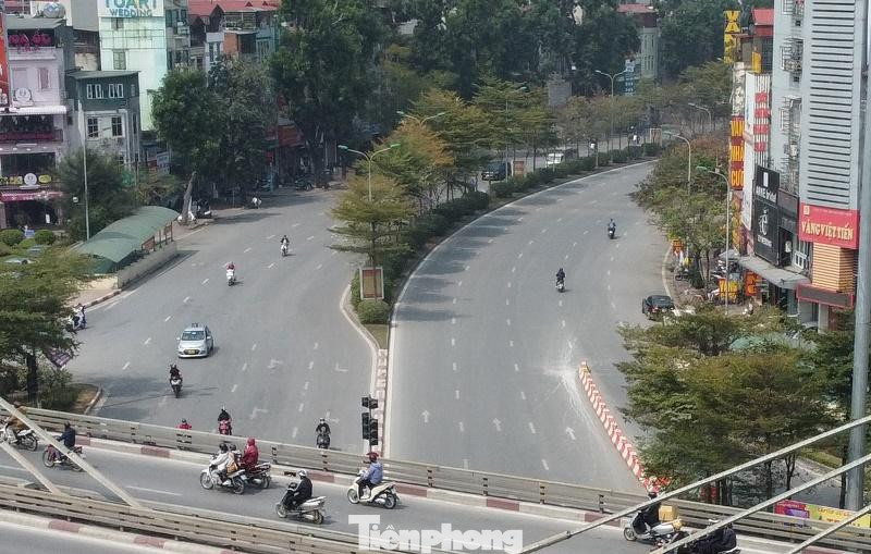 Tại đường Láng. Tại đường Láng.