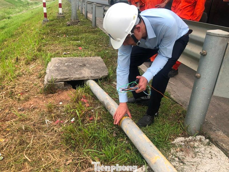 Sự việc xảy ra đã làm tê liệt toàn bộ hệ thống thu phí tự động không dừng - ETC ở các trạm thu phí trên tuyến cao cao tốc Hà Nội - Hải Phòng trong chiều qua. Ngoài ra, đường cáp quang này cũng là đường truyền dẫn chính của hệ thống thu phí thẻ điện tử (trả tiền mặt), kiểm soát giao thông, kiểm soát tải trọng xe... chiều qua các hệ thống này bị tê liệt.
