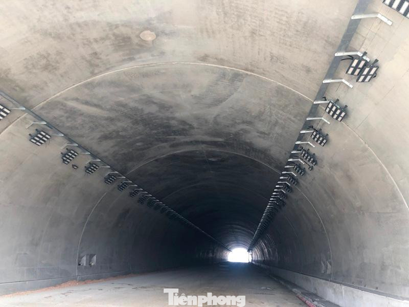 Bên trong mỗi đường hầm có chiều dài 245 mét, chiều rộng mặt cắt ngang 14 mét - tương đương 3 làn xe ô tô. 2 ống hầm nằm độc lập, chạy song song, cách nhau khoảng 50 mét. Bên trong mỗi đường hầm có chiều dài 245 mét, chiều rộng mặt cắt ngang 14 mét - tương đương 3 làn xe ô tô. 2 ống hầm nằm độc lập, chạy song song, cách nhau khoảng 50 mét.