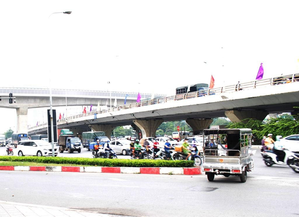 Mỗi khi có khách gọi là xe ba bánh tự chế tại nút giao Mai Dịch tỏa đi các hướng, nhiều xe bất chấp luật lệ đã đi ngược chiều.