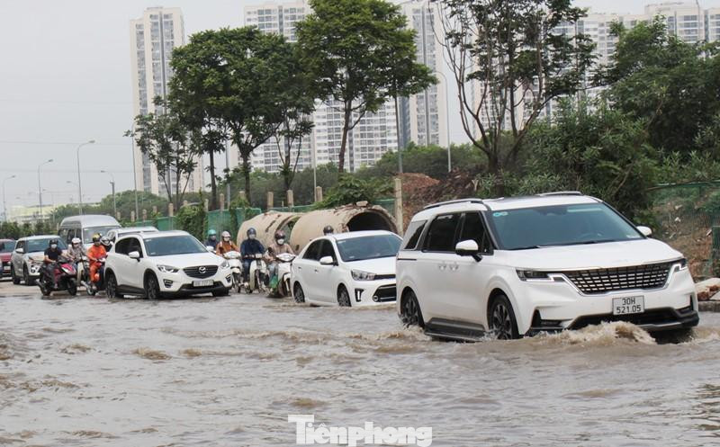 Ghi nhận của PV Tiền Phong trên Đại lộ Thăng Long chiều nay, đường gom một số đoạn qua Khu chung cư Nam An Khánh, Thiên đường Bảo Sơn... vẫn ngập sâu trong nước.