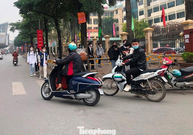 Bờ rào sắt dựng cao khó bước qua nên nhiều học sinh, sinh viên lựa chọn đi dưới lòng đường.