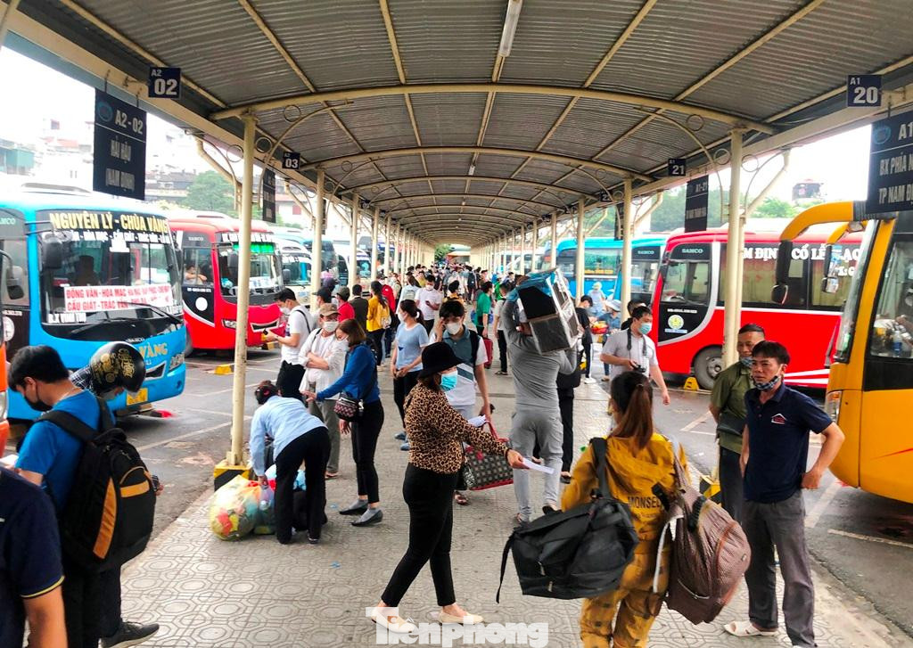 Khác hẳn với khung cảnh trống vắng, đìu hiu do ảnh hưởng dịch COVID-19 trong 2 năm qua, từ 12h trưa nay, các bến xe trên địa bàn Hà Nội, lượng khách đổ ra bến xe Hà Nội để đi về các tỉnh thành phố đông đúc, nhộn nhịp.