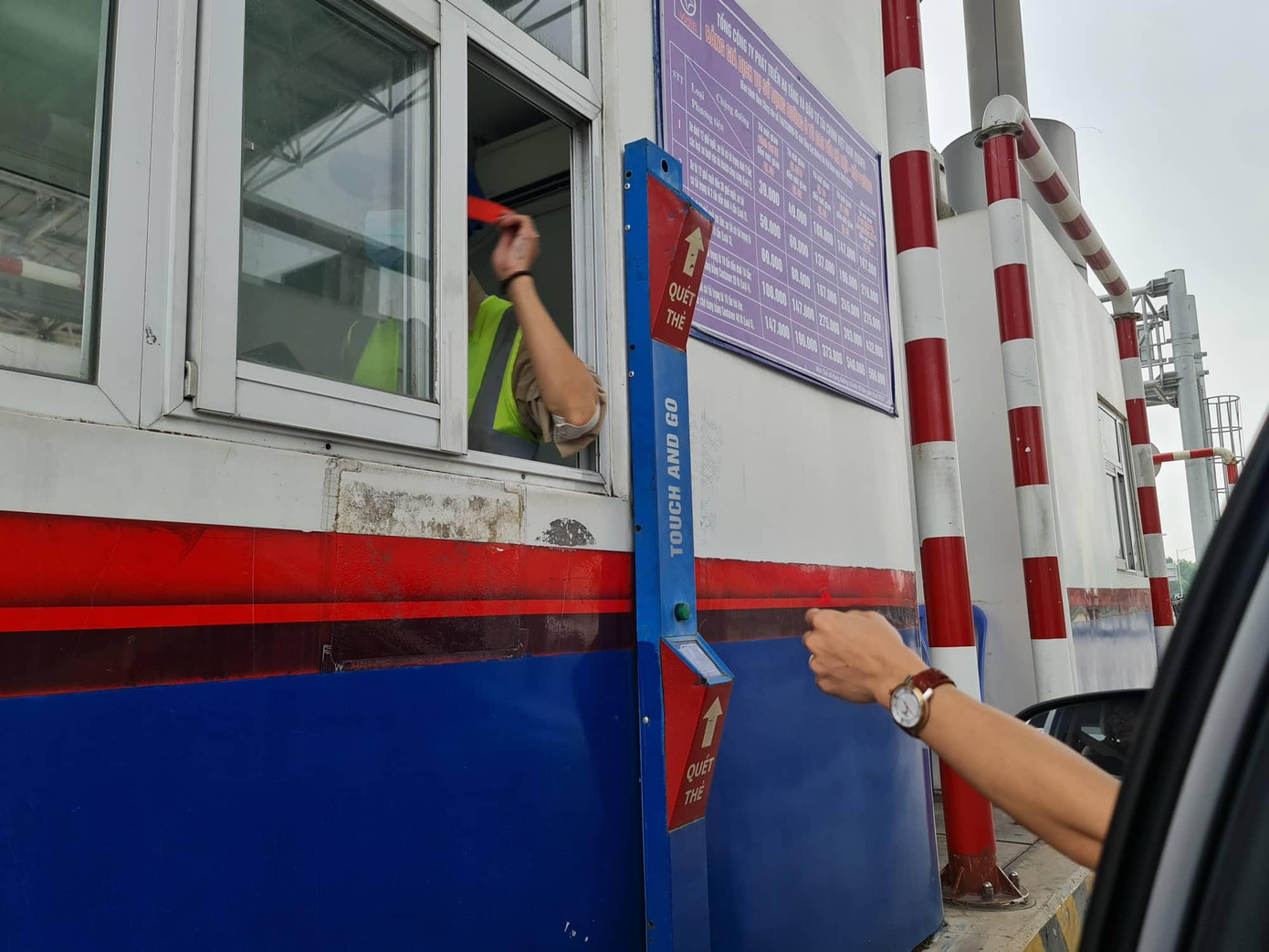 Chủ xe trả thẻ giấy để nhân viên tính phí, trả tiền mặt. Ảnh: Trần Hoàng.