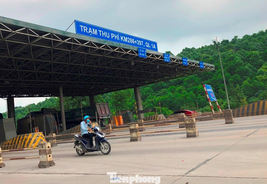 Tại trạm thu phí dự án đường tránh phía Tây Thanh Hóa trên QL1A đoạn qua thị xã Bỉm Sơn bị bỏ không nhiều năm nay, nhiều hạng mục đã xuống cấp nhưng nhà đầu tư vẫn không thể thu phí. Lý do chính, đường dự án một nơi, trạm thu phí đặt một nẻo, dẫn đến người dân bức xúc, phản đối.