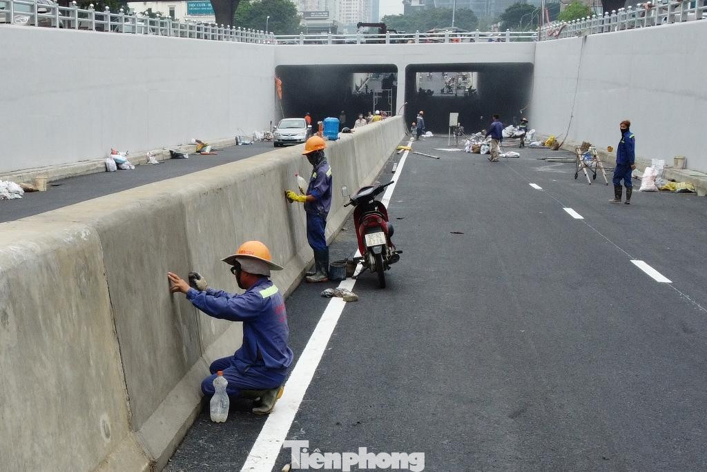 Hiện dự án đang hoàn thành các hạng mục cuối cùng, trong đó có sơn, kẻ tường chắn, dải phân cách. Hiện dự án đang hoàn thành các hạng mục cuối cùng, trong đó có sơn, kẻ tường chắn, dải phân cách.