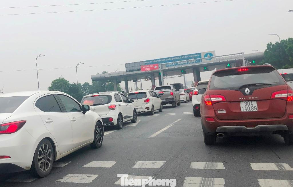 Để giảm ùn tắc và thu tiền mặt tại trạm Cao Bồ, từ nay đến dịp nghỉ lễ 2/9, VEC sẽ lắp đặt 28 làn thay vì 15 làn thu phí ETC trên tuyến cao tốc Cầu Giẽ - Ninh Bình như hiện nay. Để giảm ùn tắc và thu tiền mặt tại trạm Cao Bồ, từ nay đến dịp nghỉ lễ 2/9, VEC sẽ lắp đặt 28 làn thay vì 15 làn thu phí ETC trên tuyến cao tốc Cầu Giẽ - Ninh Bình như hiện nay.