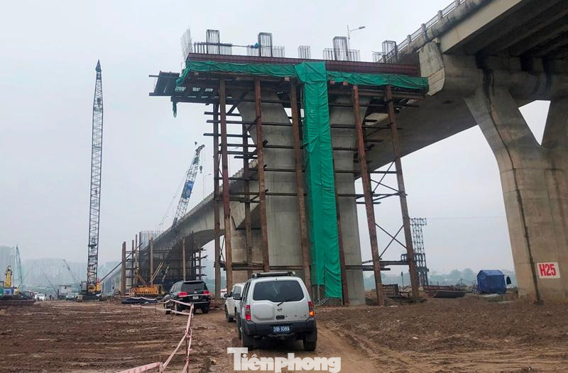 Về tiến độ dự án và công tác thi công trong thời gian tới, Ban Giao thông khẳng định với Chủ tịch thành phố Hà Nội: Đơn vị đặt mục tiêu hoàn thành cơ bản các nhịp cầu dẫn phía Long Biên trong năm 2022; hoàn thành hợp long các nhịp chính trước 30/4/2023; hoàn thành dự án trong tháng 6/2023.