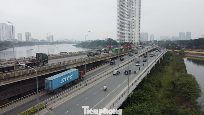 Sau khi thông xe hai nhánh đường xây bổ sung dành cho xe cơ giới ở hai bên đường Vành đai 3 trên cao, thành phố Hà Nội đã nhất trí bổ sung hạng mục cầu vòm thép nằm trong lòng các trụ cầu cầu cạn đường Vành đai 3 trên cao