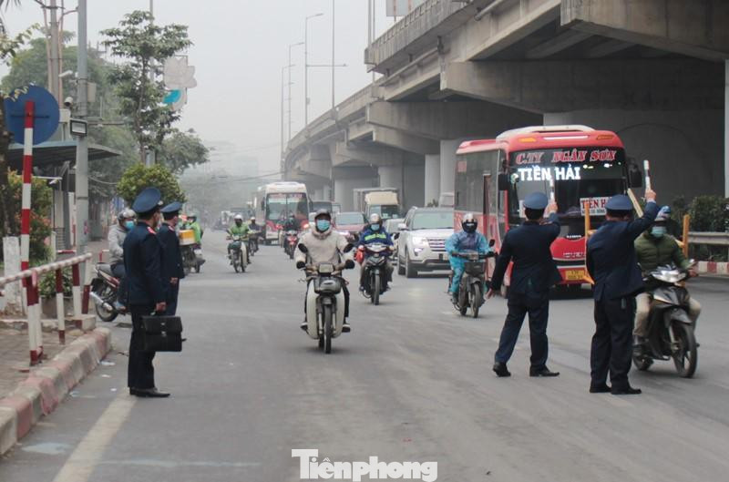 Trước tình trạng có trên 60% xe chở khách từ 9 chỗ trở lên chưa lắp camera theo quy định của Chính phủ, trong ngày 10/1, Thanh tra giao thông (TTGT), Sở GTVT Hà Nội đã phối hợp với lực lượng có liên quan lập các chốt trực tại cửa ngõ, bến xe để kiểm tra, xử lý xe khách vi phạm. Trước tình trạng có trên 60% xe chở khách từ 9 chỗ trở lên chưa lắp camera theo quy định của Chính phủ, trong ngày 10/1, Thanh tra giao thông (TTGT), Sở GTVT Hà Nội đã phối hợp với lực lượng có liên quan lập các chốt trực tại cửa ngõ, bến xe để kiểm tra, xử lý xe khách vi phạm.