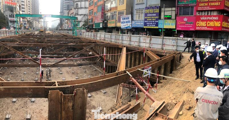 Công trình hầm chui Lê Văn Lương vượt ngầm đường Vành đai 3 là dự án đầu tiên Phó Chủ tịch UBND thành phố Hà Nội đến thị sát, kiểm tra tiến độ. Công trình hầm chui Lê Văn Lương vượt ngầm đường Vành đai 3 là dự án đầu tiên Phó Chủ tịch UBND thành phố Hà Nội đến thị sát, kiểm tra tiến độ.