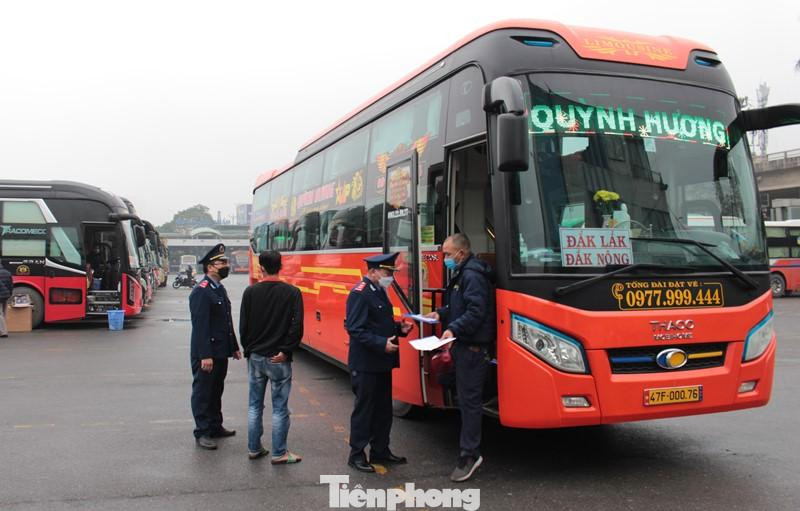 Cùng với các tổ kiểm tra ngẫu nhiên trên đường, trong ngày hôm qua Thanh tra giao thông còn cử các tổ công tác vào tận các bến xe Hà Nội để kiểm tra việc lắp đặt camera theo quy định. Cùng với các tổ kiểm tra ngẫu nhiên trên đường, trong ngày hôm qua Thanh tra giao thông còn cử các tổ công tác vào tận các bến xe Hà Nội để kiểm tra việc lắp đặt camera theo quy định.