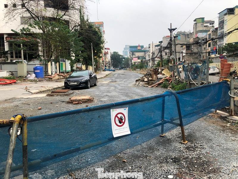 Tại các công trường nhà ga ngầm hàng rào đang chiếm phần lớn mặt đường có lưu lượng người và phương tiện tham gia giao thông đông như: Cát Linh, Quốc Tử Giám… bên trong như một sân bóng mini cũng đang vắng bóng công nhân, máy móc thi công.