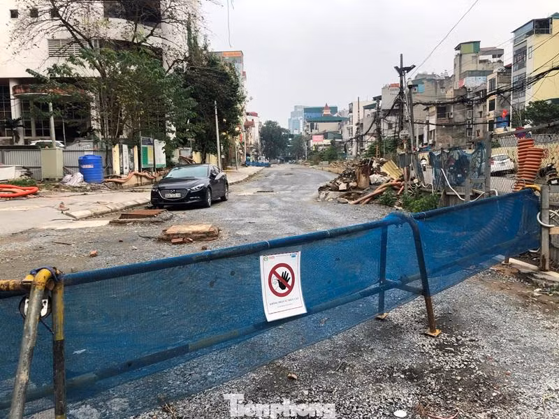 Tại các công trường nhà ga ngầm hàng rào đang chiếm phần lớn mặt đường có lưu lượng người và phương tiện tham gia giao thông đông như: Cát Linh, Quốc Tử Giám… bên trong như một sân bóng mini cũng đang vắng bóng công nhân, máy móc thi công. Tại các công trường nhà ga ngầm hàng rào đang chiếm phần lớn mặt đường có lưu lượng người và phương tiện tham gia giao thông đông như: Cát Linh, Quốc Tử Giám… bên trong như một sân bóng mini cũng đang vắng bóng công nhân, máy móc thi công.