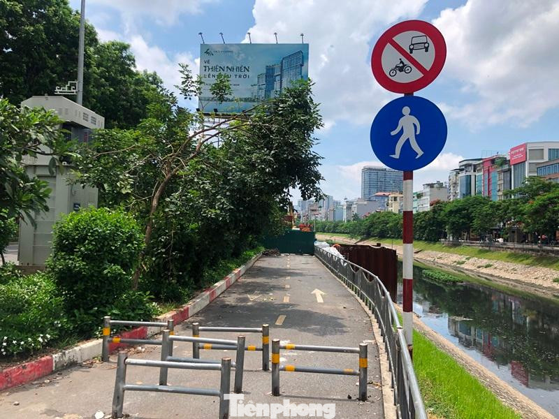 Với mục tiêu kè bờ chống sạt lở, làm đường đi bộ, đi xe đạp cho người dân, năm 2019 - 2020 Sở GTVT Hà Nội đã được thành phố chi ngân sách để làm tuyến đường đi bộ 2 làn đường dọc sông Tô Lịch từ Cầu Giấy đến chợ Ngã Tư Sở, dài gần 4km.