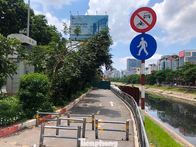 Với mục tiêu kè bờ chống sạt lở, làm đường đi bộ, đi xe đạp cho người dân, năm 2019 - 2020 Sở GTVT Hà Nội đã được thành phố chi ngân sách để làm tuyến đường đi bộ 2 làn đường dọc sông Tô Lịch từ Cầu Giấy đến chợ Ngã Tư Sở, dài gần 4km.