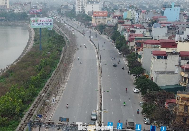 Trục đường hướng tâm Giải Phóng rộng 8 làn xe, ngày thường lúc nào cũng kín xe qua lại, nhưng giờ cao điểm sáng 4/3 rất trống vắng. Trục đường hướng tâm Giải Phóng rộng 8 làn xe, ngày thường lúc nào cũng kín xe qua lại, nhưng giờ cao điểm sáng 4/3 rất trống vắng.