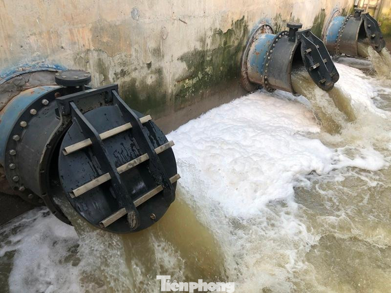 Trạm bơm có 3 máy bơm được đầu tư mới, trong 2 trận mưa đầu mùa vừa qua, trạm đã liên tục hoạt động, bơm nước ra sông Nhuệ.