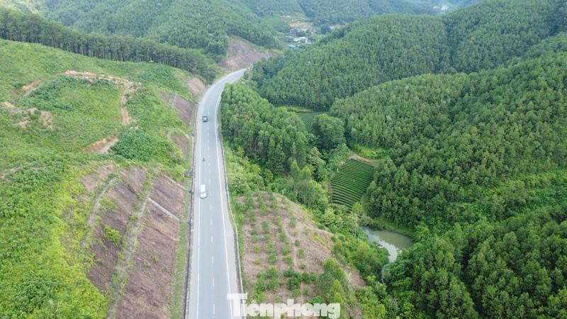 Đường Thái Nguyên - Chợ Mới (Bắc Kạn) dài 40,3 km được xây dựng mới theo tiêu chuẩn cao tốc đồng bằng. Để xây dựng được tuyến đường, nhà đầu tư phải cho bạt núi, xây cầu để mở làm đường.