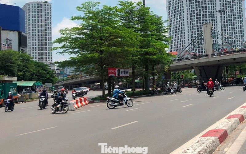 Xe máy bất chấp biển báo, dải phân cách theo phương án phân luồng mới để đi ngược chiều tại một số hướng đi tại nút giao Ngã Tư Sở.