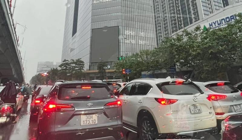 Nhiều tuyến phố Hà Nội sáng nay ùn tắc kéo dài do mưa, ngập. Nhiều tuyến phố Hà Nội sáng nay ùn tắc kéo dài do mưa, ngập.