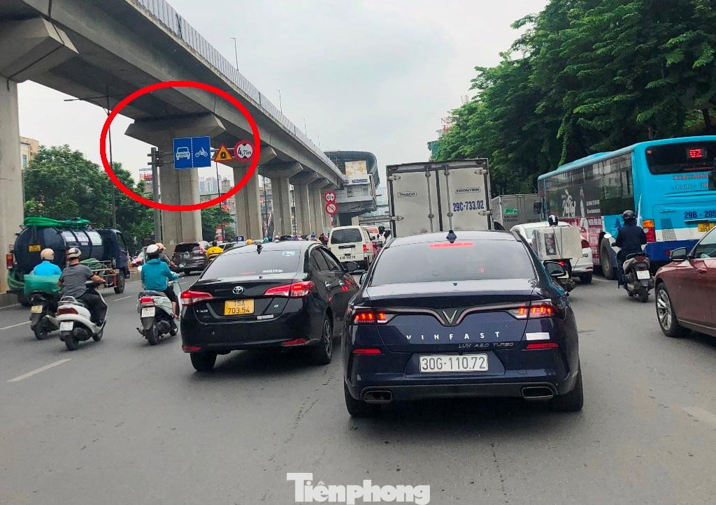 Tương tự, tình trạng ô tô tập trung đi vào làn xe máy để rẽ phải khi hết đoạn phân làn cũng xảy ra tại nút Thanh Xuân (Nguyễn Trãi - Khuất Duy Tiến), gây xung đột, ùn tắc kéo dài đã xảy ra.