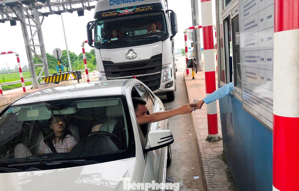 Ngoài ra, mức phí qua cầu Thái Hà được lái xe và đại diện các doanh nghiệp vận tải phản ánh là quá cao, trong đó xe thu thấp nhất là loại 1 (xe dưới 12 chỗ) thu 34.000 đồng/lượt; xe thu cao nhất loại 5 (xe container) thu 180.000 đồng/lượt (cao nhất trong các cầu vượt sông Hồng), dẫn đến quá mức chịu đựng của người dân, DN vận tải. Hiện mức phí này đã được nhà đầu tư dự án giảm khoảng 50% cho xe tải và xe container.