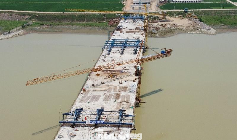 Theo ghi nhận, hiện cầu cao tốc Bắc - Nam vượt sông Chu đã đổ trụ, gác xong dầm và hợp long. Các đơn vị thi công đang hoàn thiện mặt sàn cầu và các hạng mục cuối cùng để hoàn thành gói thầu cầu vượt sông.