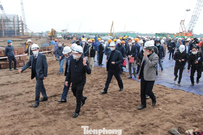 Công trường dự án cầu Vĩnh Tuy giai đoạn 2 là dự án đầu tiên Chủ tịch UBND thành phố Hà Nội đến kiểm tra, phát lệnh ra quân đầu năm.