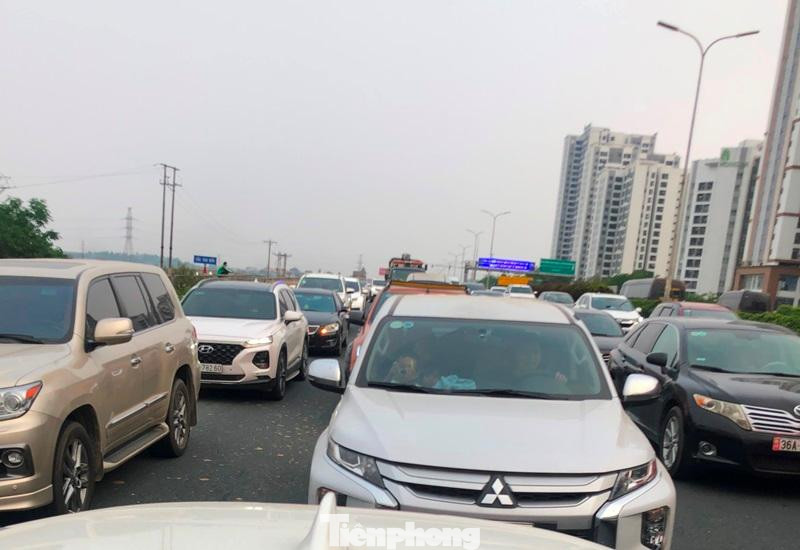 Cao tốc Pháp Vân - Ninh Bình chiều 10/4 ùn tắc kéo dài chiều đường về Hà Nội. Ảnh chụp 17h.