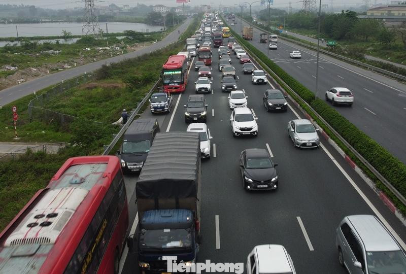Phòng Tuần tra kiểm soát giao thông đường bộ, Cục CSGT cho biết, lượng phương tiện trên các tuyến cao tốc hướng về Hà Nội trong chiều nay tăng gấp đôi, gấp 3 bình thường. Các đội tuần tra trên các tuyến cao tốc được yêu cầu huy động 100% quân số ra tuyến để đảm bảo giao thông.