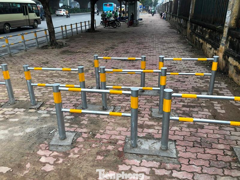 Ngoài mặt tiếp giáp với lòng đường là hàng rào sắt cao khoảng 0,5 mét, hai đầu vỉa hè đoạn qua bến xe Mỹ Đình cũng bị "khóa" bởi nhan nhản những cột hàng rào dựng so le.