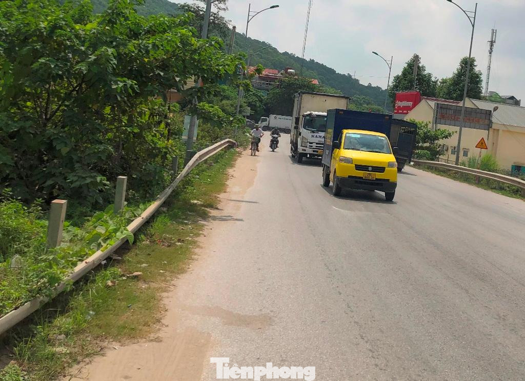 Theo hợp đồng BOT, vậy Bộ GTVT đã đồng ý cho nhà đầu tư bố trí trạm thu phí dự án ở QL1 đoạn qua thị xã Bỉm Sơn, Thanh Hóa. Tuy nhiên do bị người dân phản ứng nên đến nay, sau 3 năm thông xe dự án vẫn chưa thể thu phí, dẫn đến nhà đầu tư bị vỡ phương án tài chính, mặt đường hư hỏng và bờ lan can gãy đổ không được sửa chữa kịp thời.