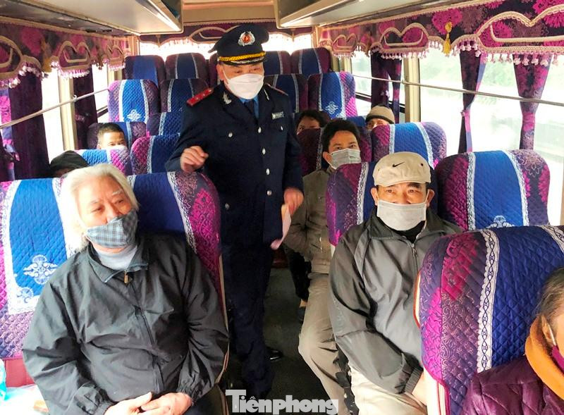 Qua kiểm dừng và lên hàng chục xe khách để kiểm tra trong ngày 10/1,Thanh tra giao thông, Sở GTVT Hà Nội cho biết: Tất cả các xe khách chạy liên tỉnh được dừng ngẫu nhiên để kiểm tra đều đã lắp camera, tuy nhiên một số xe vị trí lắp, hoặc hướng thu hình ảnh chưa đúng theo quy định, thậm chí một số xe camera còn bị mờ, che khuất... Sau khi phát hiện các lỗi trên, thanh tra đã yêu cầu nhà xe điều chỉnh, cam kết không tái diễn. Qua kiểm dừng và lên hàng chục xe khách để kiểm tra trong ngày 10/1,Thanh tra giao thông, Sở GTVT Hà Nội cho biết: Tất cả các xe khách chạy liên tỉnh được dừng ngẫu nhiên để kiểm tra đều đã lắp camera, tuy nhiên một số xe vị trí lắp, hoặc hướng thu hình ảnh chưa đúng theo quy định, thậm chí một số xe camera còn bị mờ, che khuất... Sau khi phát hiện các lỗi trên, thanh tra đã yêu cầu nhà xe điều chỉnh, cam kết không tái diễn.