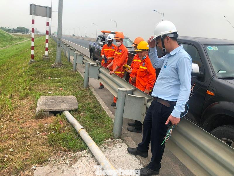 Hiện trường một đoạn ống cáp quang đang đi ngầm nhưng đến khu vực đoạn qua địa phận xã Đa Tốn, huyện Gia Lâm, Hà Nội lại đi nổi trên mặt đất.