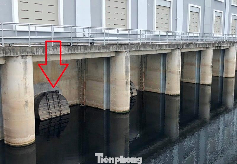 Các miệng xả nước của máy bơm (mũi tên) ra phía kênh dẫn chảy về sông Đáy chiều qua đóng kín. Lý giải cho nguyên nhân vì sao trạm bơm không hoạt động khi nước sông Nhuệ đang dâng cao, đơn vị quản lý trạm bơm thuộc Sở NN&amp;PTNN Hà Nội cho biết, do lượng nước đổ về hồ chứa không đủ để trạm bơm hoạt động.