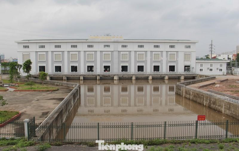 Với mục tiêu đảm bảo tiêu chống úng cho địa bàn các quận, huyện Hà Đông, Hoài Đức và Đại lộ Thăng Long… năm 2013 UBND thành phố Hà Nội ký quyết định để Sở NN&amp;PTNT thực hiện dự án Cải thiện hệ thống tiêu nước khu vực phía Tây thành phố, trong đó có trạm bơm tiêu Yên Nghĩa - bơm nước ngập từ sông Nhuệ ra sông Đáy. Dự án có tổng mức đầu tư hơn 5.700 tỷ đồng và trạm bơm Yên Nghĩa với công suất 120m3/s đã hoàn thành từ năm 2020.