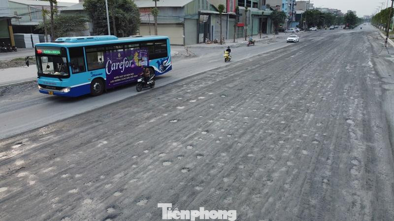 Đoạn đường gần ngã tư Vác đã thi công mở rộng từ lâu, nhưng đơn vị thi công đang để mặt đường nham nhở, gồ ghề bởi sống trâu, hố lõm sâu cả năm nay. Đoạn đường gần ngã tư Vác đã thi công mở rộng từ lâu, nhưng đơn vị thi công đang để mặt đường nham nhở, gồ ghề bởi sống trâu, hố lõm sâu cả năm nay.