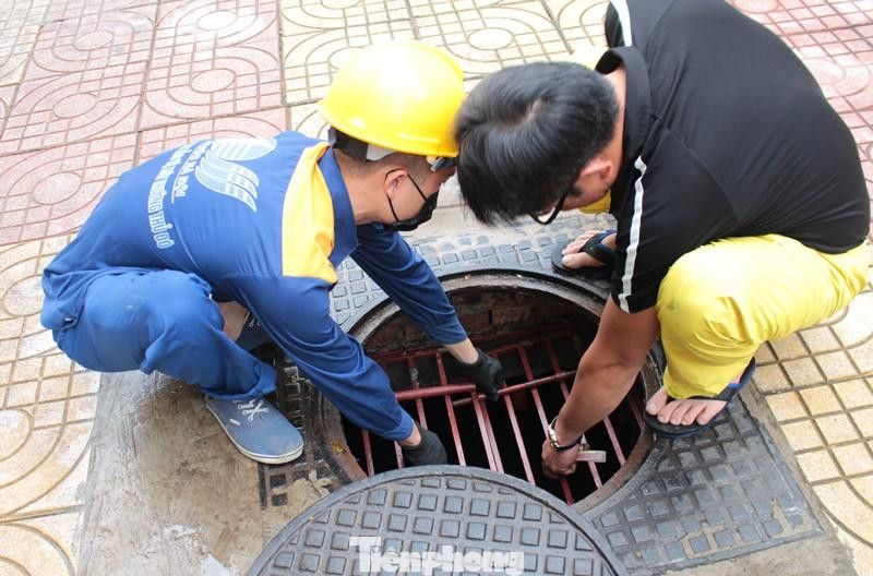 Cửa xuống hầm được bố trí 2 lớp, gồm lớp tấm nắp gang bên trên và tấm lưới sắt có khóa bảo vệ bên dưới.