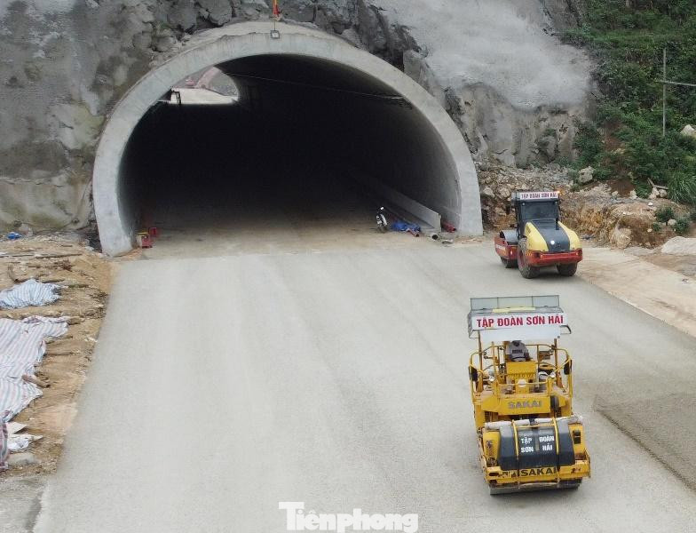 Sau khi lắp đặt xong các đốt hầm, hiện 2 hai bên đường hầm đơn vị thi công đã thảm xong lớp bê tông cấp khối, đảm bảo cho việc xe công trường qua lại phục vụ dự án thông suốt. Sau khi lắp đặt xong các đốt hầm, hiện 2 hai bên đường hầm đơn vị thi công đã thảm xong lớp bê tông cấp khối, đảm bảo cho việc xe công trường qua lại phục vụ dự án thông suốt.