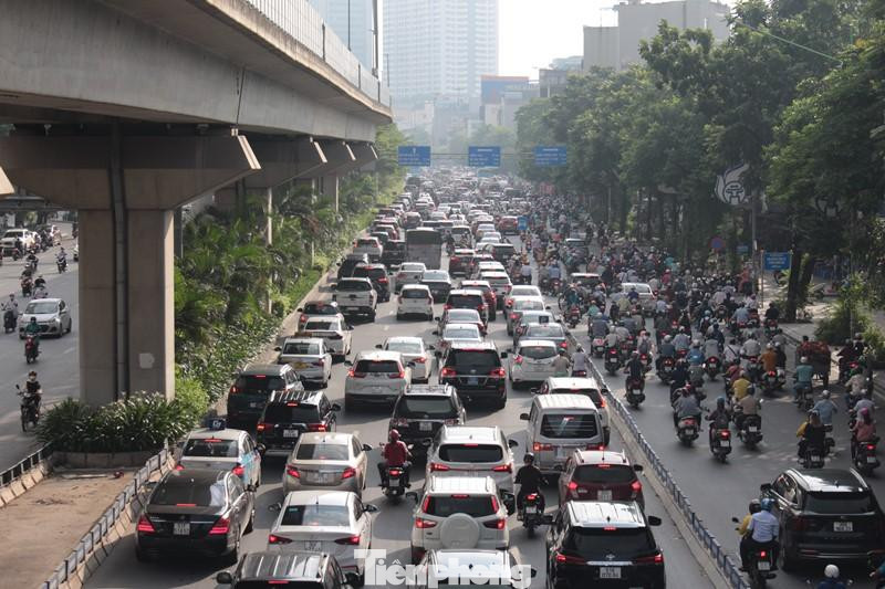 Nhiều đoạn giao với ngã ba, ngã tư đã xảy ra ùn ứ.