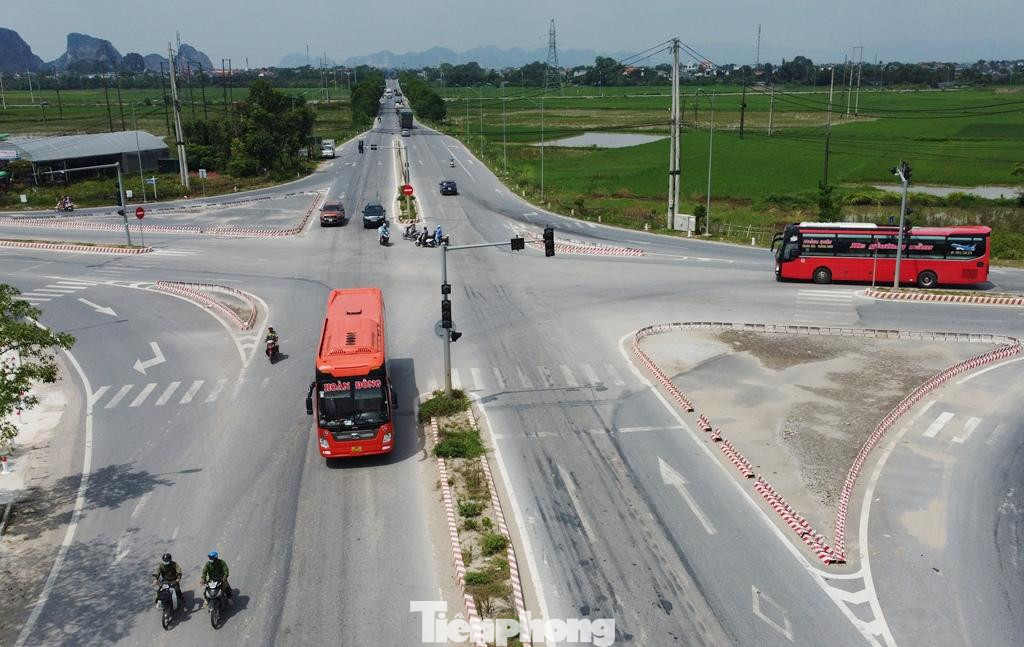 Chỉ có 6 km nhưng theo thống kê của Cty Cổ phần BOT đường tránh Thanh Hóa, toàn tuyến có 16 vị trí nút giao cắt trực tiếp đường địa phương với đường dự án. Theo đại diện Cty, đây là nguyên chính dẫn đến nhà đầu tư không thể bố trí trạm thu phí hoàn vốn khi Bộ GTVT muốn di dời trạm thu phí của dự án về đây.