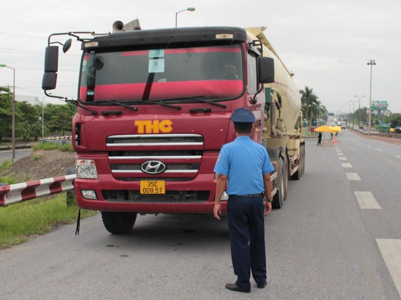 Thanh tra, Sở GTVT Hà Nội dừng, kiểm tra xe tải đi lên cầu Thăng Long Thanh tra, Sở GTVT Hà Nội dừng, kiểm tra xe tải đi lên cầu Thăng Long