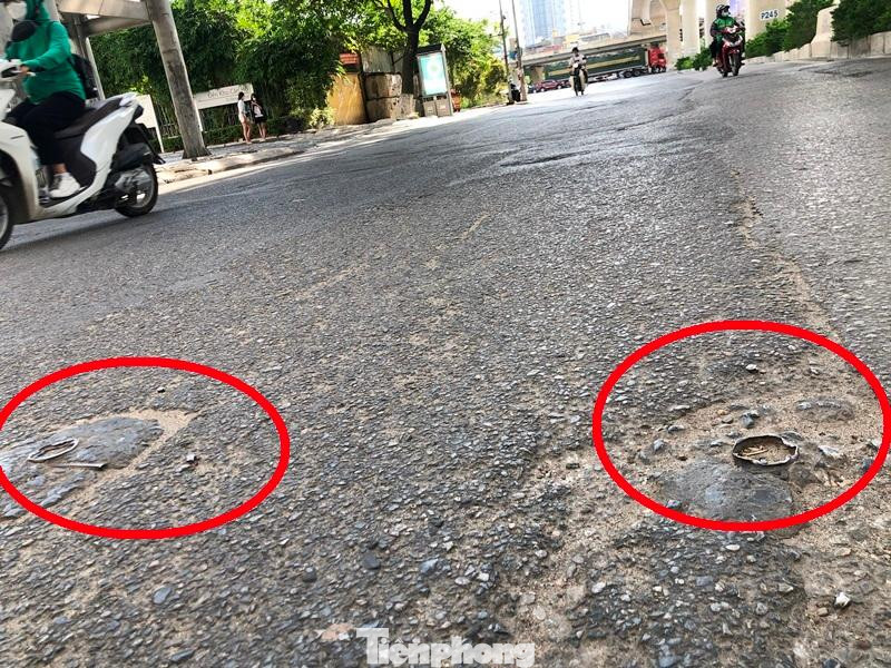 Mặt đường Hồ Tùng Mậu đoạn qua ga tàu đường sắt đô thị Nhổn - ga Hà Nội qua khu vực trường Sân khấu Điện ảnh.