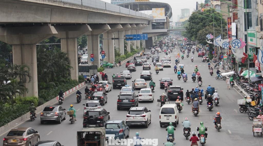 Ghi nhận sau gần 2 ngày Sở GTVT Hà Nội thực hiện phân làn, tách dòng xe trên đường Nguyễn Trãi, việc lắp đặt dải phân cách cưỡng bước xe đi theo làn riêng chỉ làm tại một số nút giao, qua các nút giao - khu vực không có dải phân cách, xe gần như lại đi hỗn hợp không theo làn.