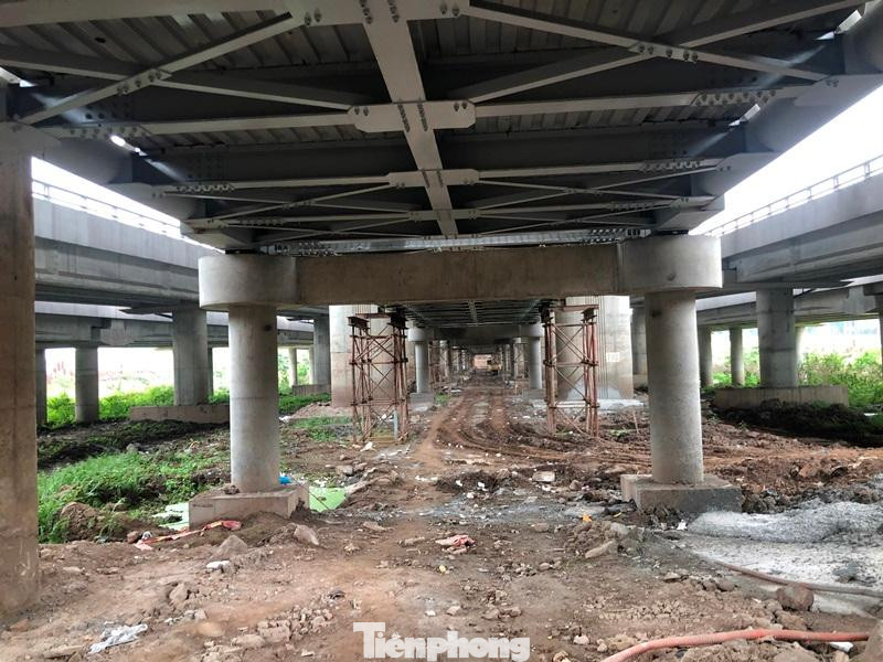 Sau đó đơn vị thi công hoàn thiện các trụ bê tông, dỡ bỏ các trụ tạm bằng sắt.