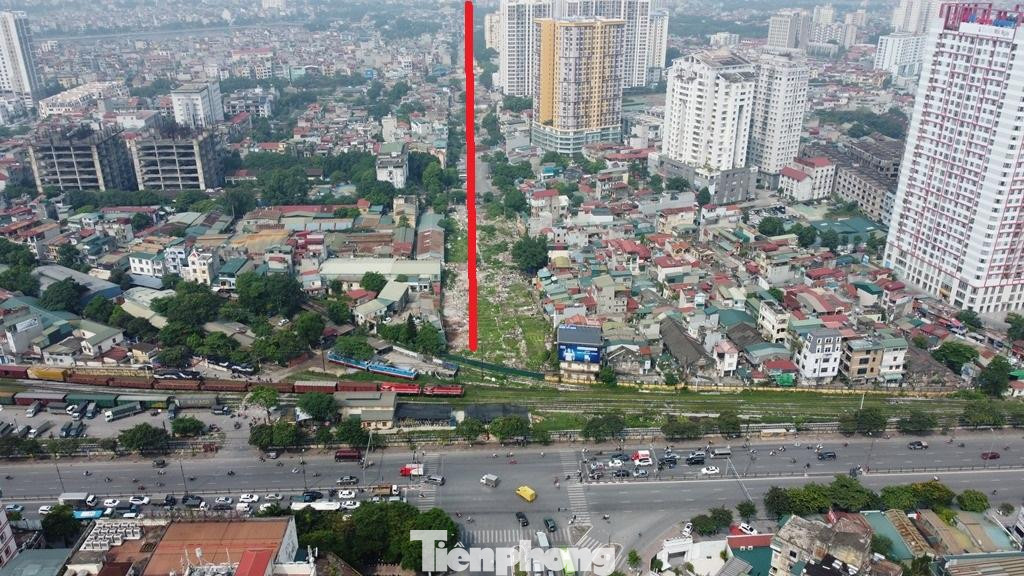 Dự án đường Vành đai 2,4 được thành phố Hà Nội phê duyệt và giao cho các sở ngành Hà Nội triển khai hơn 10 năm nay vẫn chưa xong. Lý do chính là đoạn qua quận Hoàng Mai từ Đầm Hồng đến Kim Đồng (đường thẳng đỏ) đang bị treo nhiều năm nay do vướng mặt bằng và thiết kế với đường Giải Phóng - Kim Đồng chờ sự thống nhất giữa thành phố Hà Nội và Bộ GTVT. Dự án đường Vành đai 2,4 được thành phố Hà Nội phê duyệt và giao cho các sở ngành Hà Nội triển khai hơn 10 năm nay vẫn chưa xong. Lý do chính là đoạn qua quận Hoàng Mai từ Đầm Hồng đến Kim Đồng (đường thẳng đỏ) đang bị treo nhiều năm nay do vướng mặt bằng và thiết kế với đường Giải Phóng - Kim Đồng chờ sự thống nhất giữa thành phố Hà Nội và Bộ GTVT.